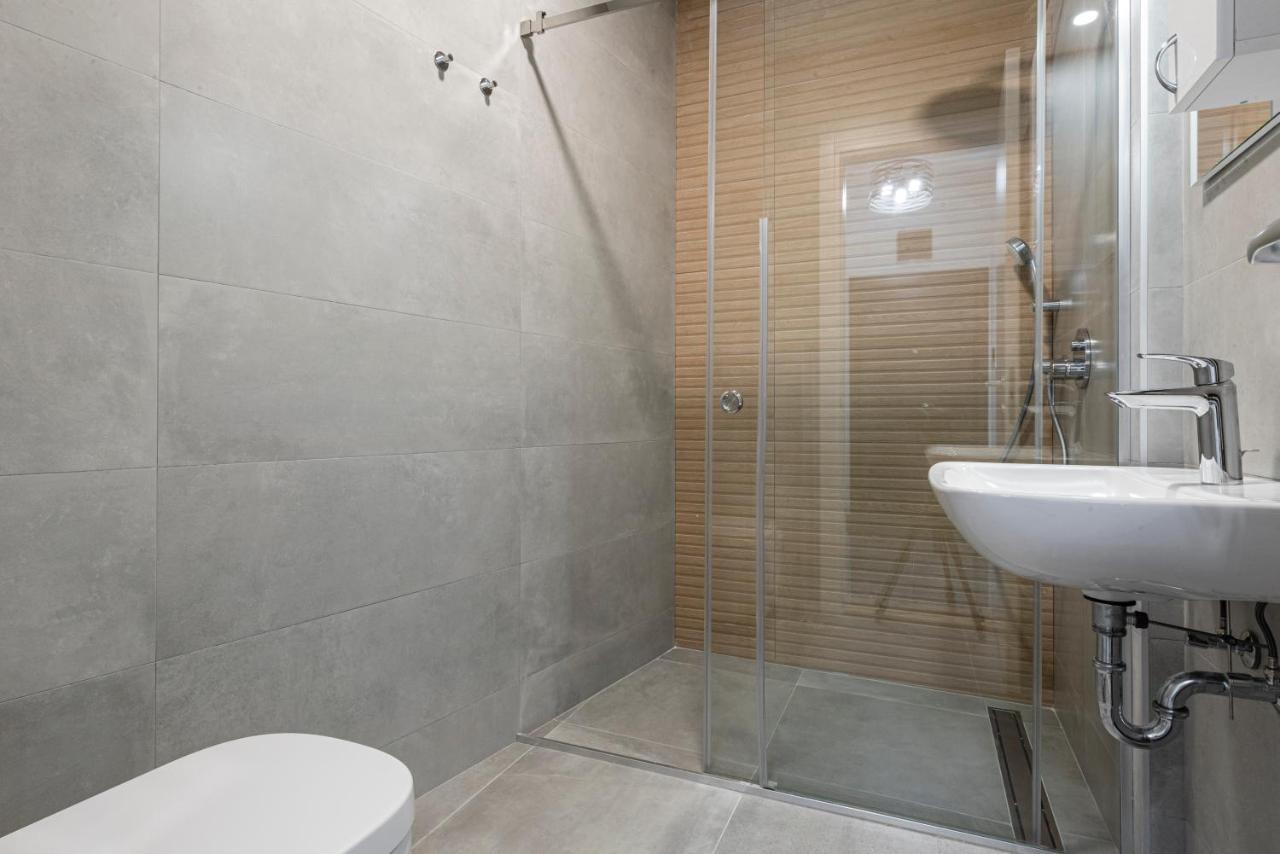 Vertigo One Bedroom Apartment-Free Private Parking Újvidék Kültér fotó